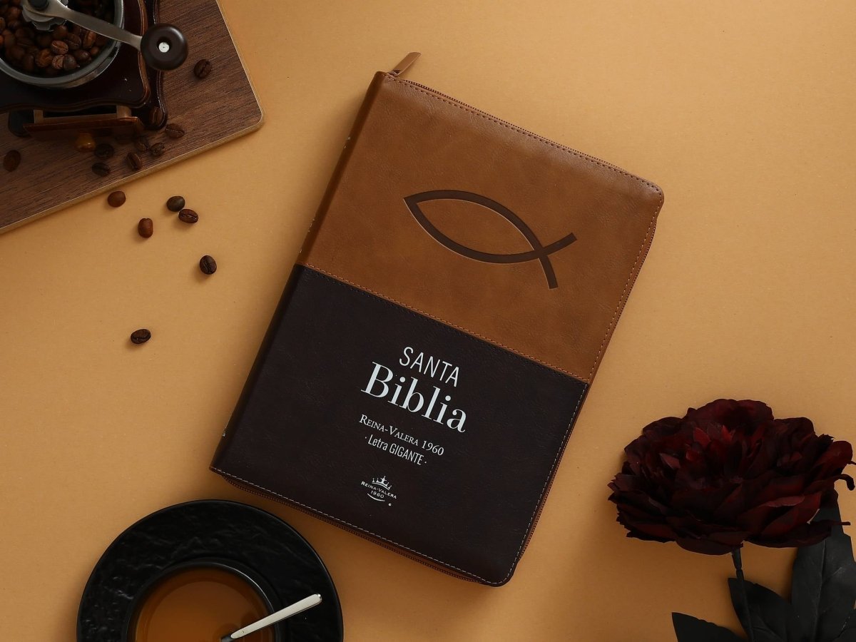 Biblia Reina Valera 1960 · 17x23,5 cm · Letra gigante 15 pt · Con cierre e índice · Diseño Ichtus café