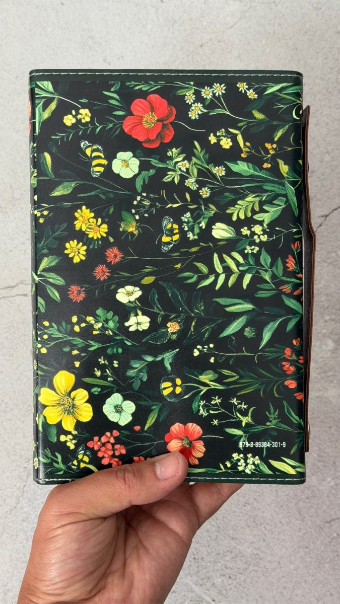 Biblia Reina Valera 1960 Exquisita – Con Concordancia – Letra 11 pts – 14x22 cm – Tapa PU – Flores sobre Negro – Con Manija y Broche
