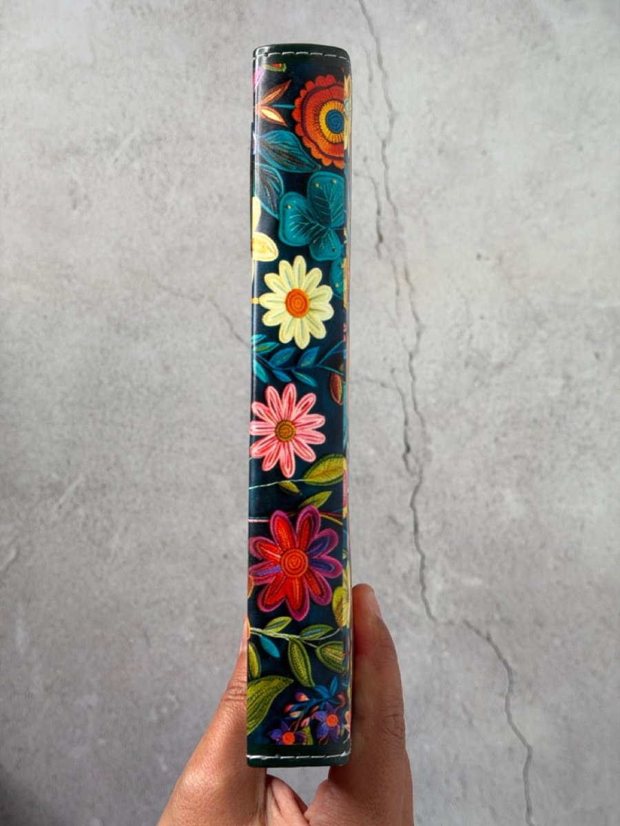 Biblia Reina Valera 1960 Exquisita – Con Concordancia – Letra 11 pts – 14x22 cm – Tapa PU – Impacto Floral – Con Manija y Broche