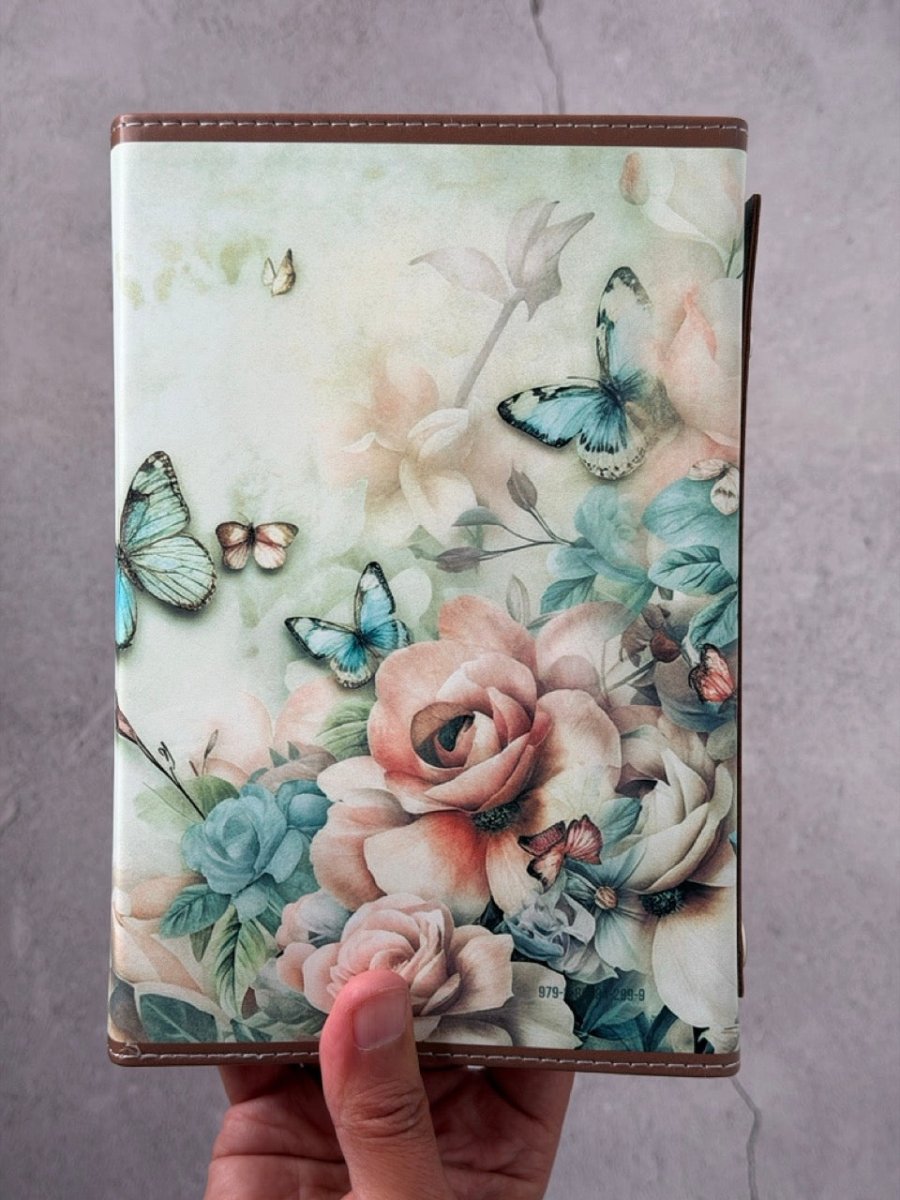 Biblia Reina Valera 1960 Exquisita – Con Concordancia – Letra 11 pts – 14x22 cm – Tapa PU – Mariposas en Primavera – Con Manija y Broche