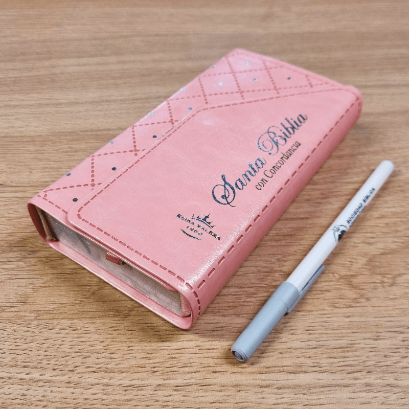 Biblia Reina Valera 1960 – Tapa Imitación Piel Rosa Agenda con Broche, con Cierre, Concordancia, 10 x 17 cm, Letra 8 Puntos