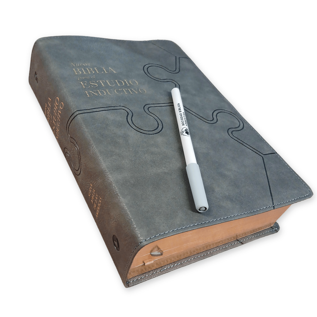 Biblia Nueva Biblia De Las Américas (NBLA) Para El Estudio Inductivo, 18×25, Tapa PU, Comfort Print, Gris