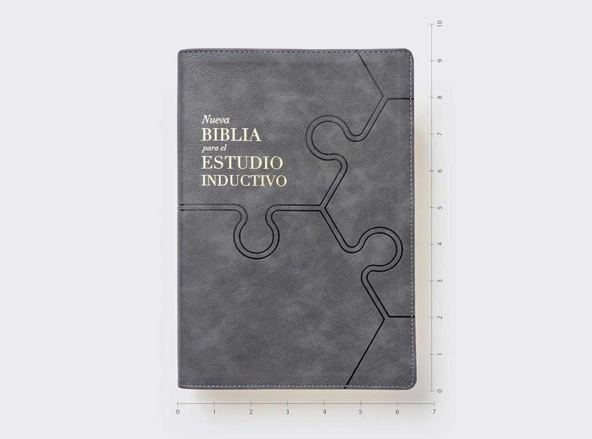 Biblia Nueva Biblia De Las Américas (NBLA) Para El Estudio Inductivo, 18×25, Tapa PU, Comfort Print, Gris