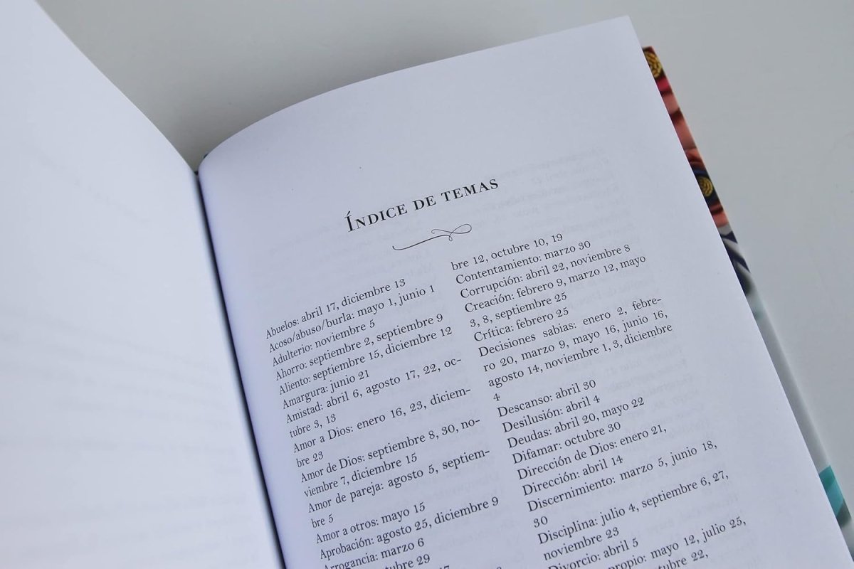 Un año con Dios -  365 Devocionales Para La Mujer