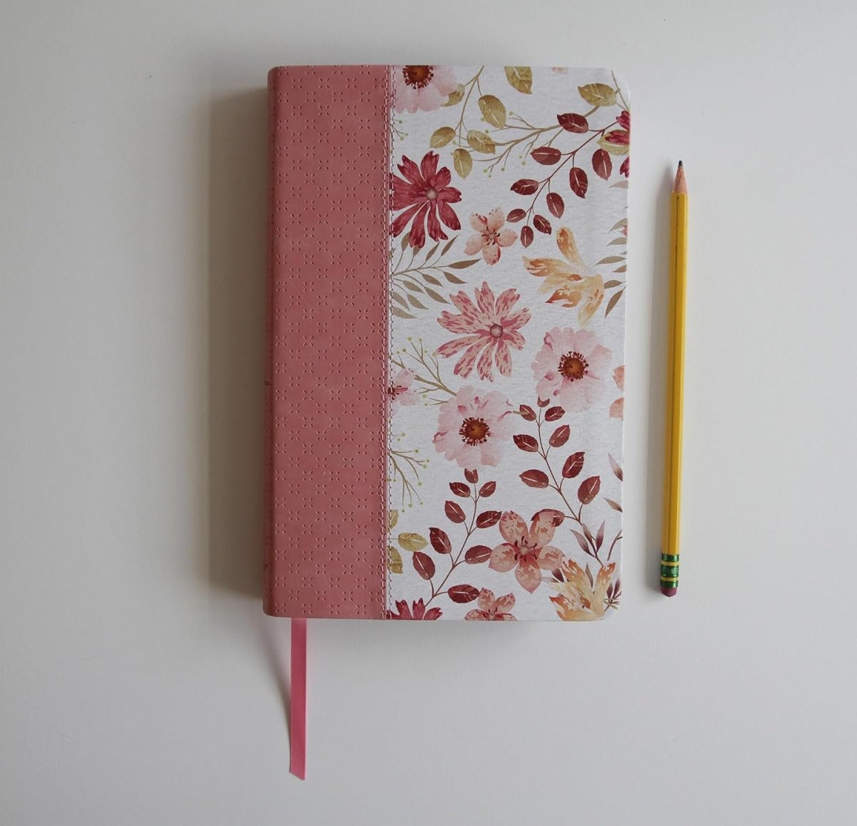 Biblia Reina Valera 1960 · Tapa rosada · Diseño con flores