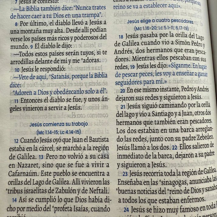 Biblia Traducción al Lenguaje Actual letra grande con cierre "Mujer Ejemplar" azul canto plateado