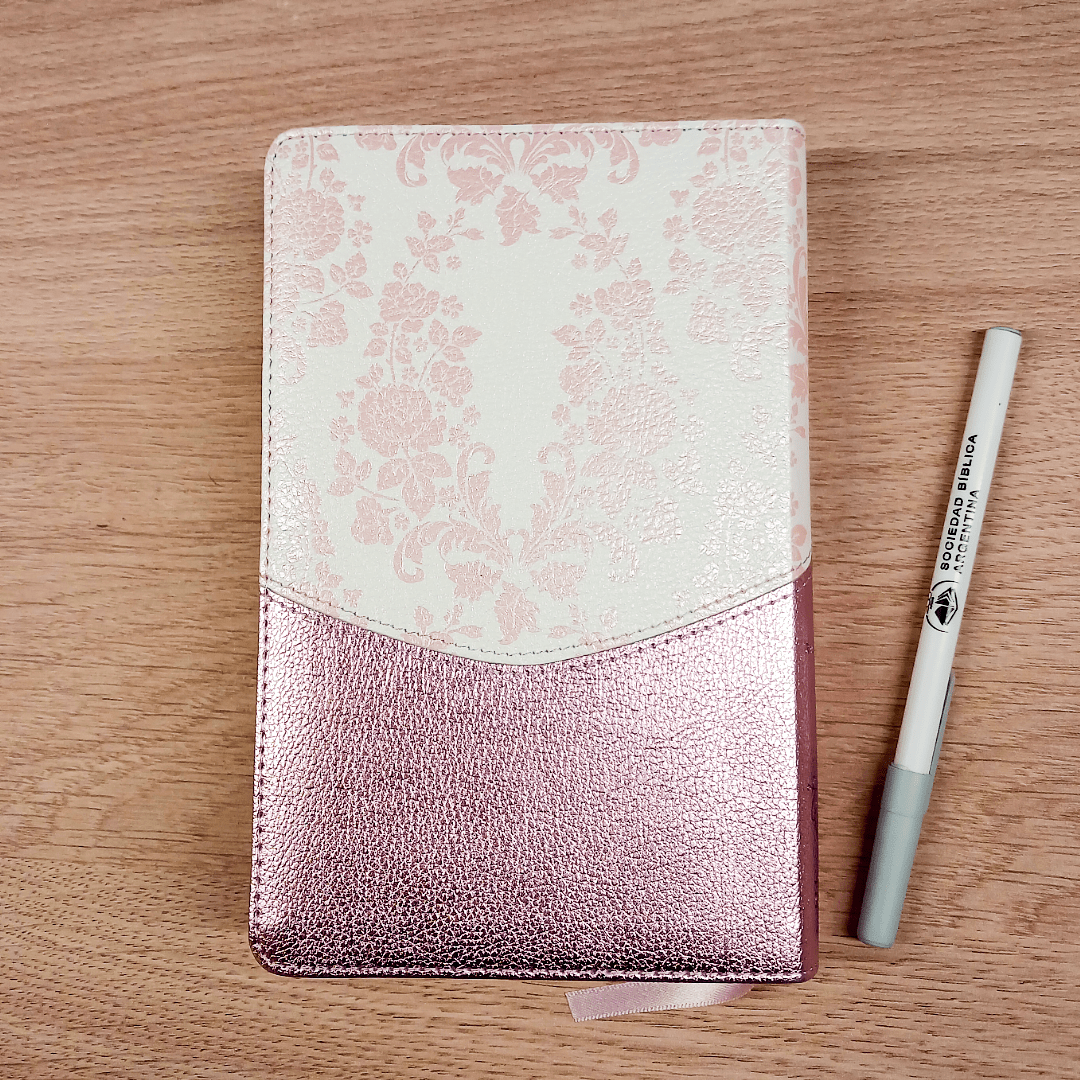 Biblia Mis Quince Reina Valera 1960 – Tapa Imitación Piel Rosa Floreado