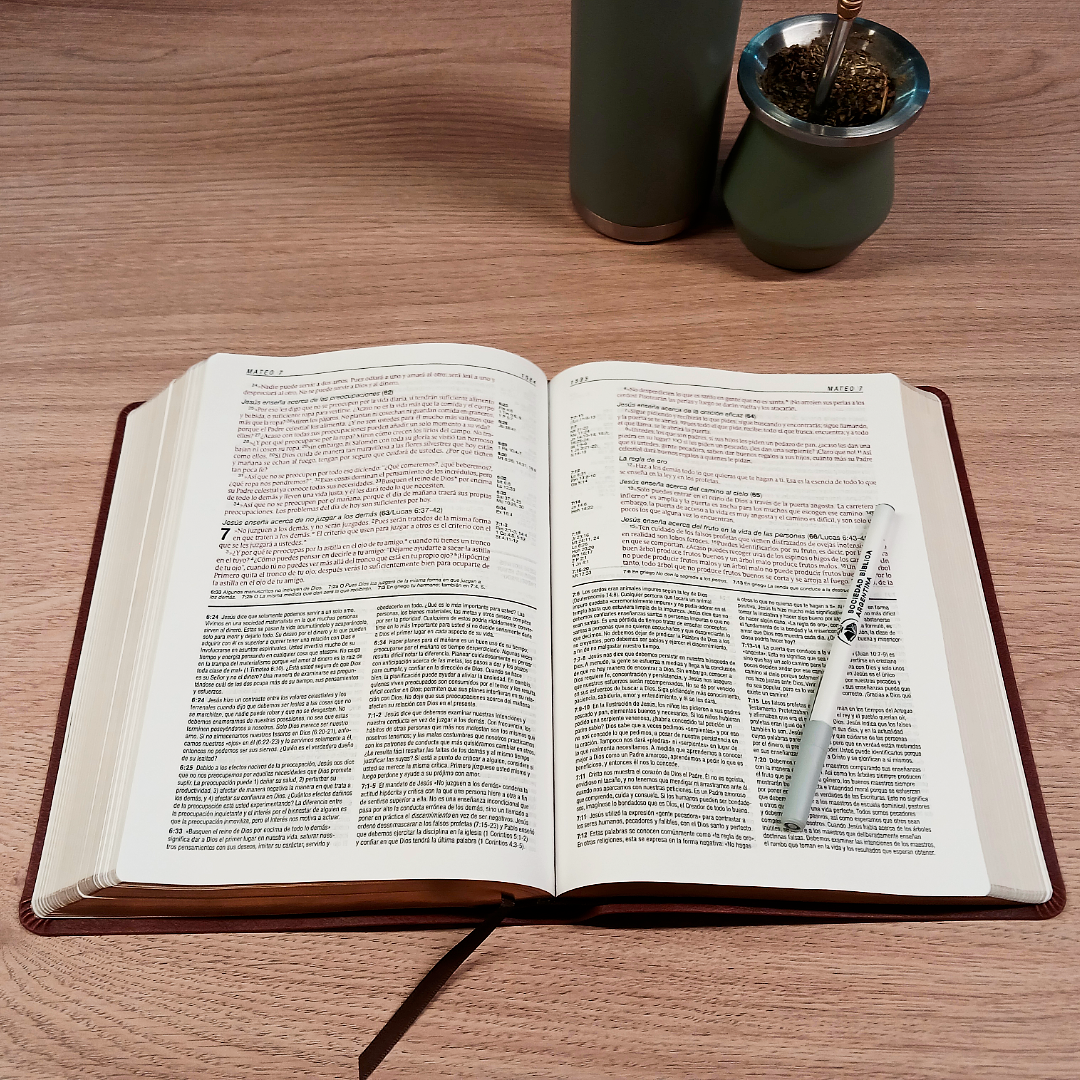 Biblia de Estudio Diario Vivir Nueva Traducción Viviente – Tapa Imitación Piel Café, Letra 11pt, 18x25 cm