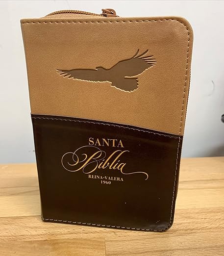 Biblia Reina Valera 1960 · 10x14 cm · Letra pequeña 8,5 pt · Con cierre e índice · Tapa imitación piel · Colección Expresión águila café
