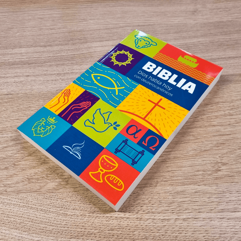 Biblia Dios Habla Hoy con DEUTEROCANÓNICOS económica – Tapa Cartulina Multicolor, 14 x 21 cm, Letra 9 Puntos
