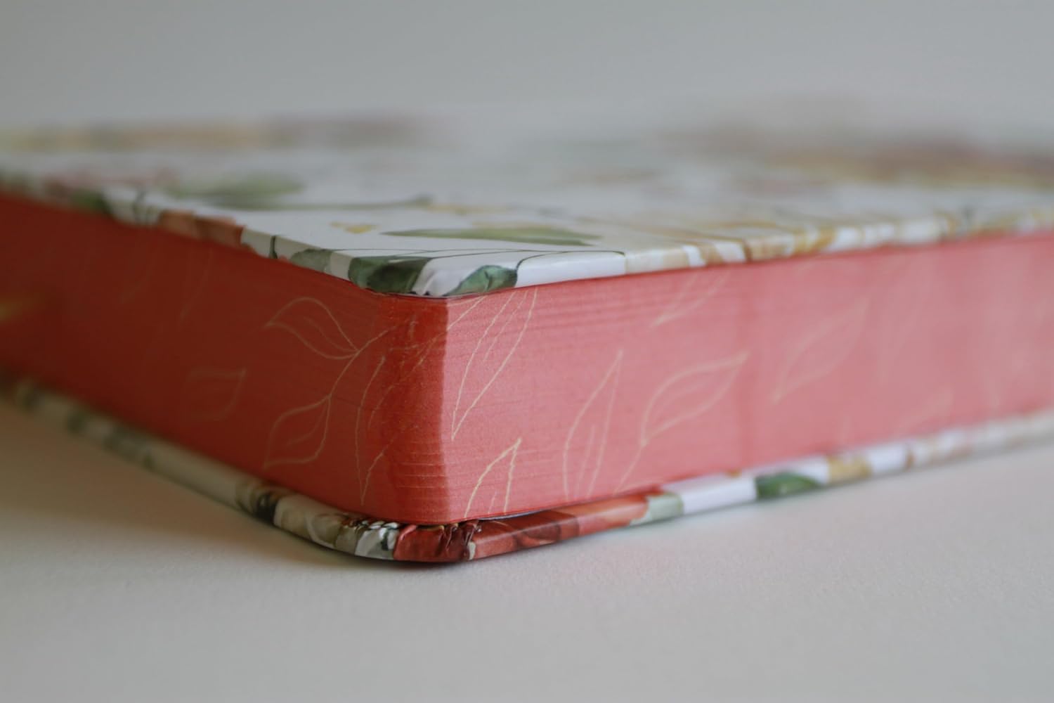 Biblia Reina Valera 1960 · Tapa dura · Diseño con flores rosadas