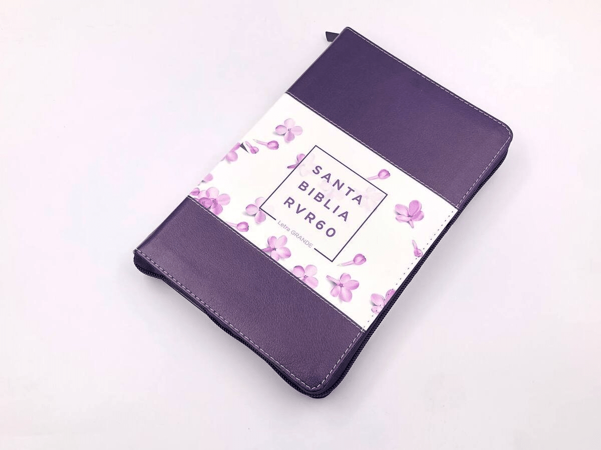 Biblia Reina Valera 1960 · 13,8x21,2 cm · Letra grande 12,5 pt · Con cierre e índice · Diseño tricolor lila con flores