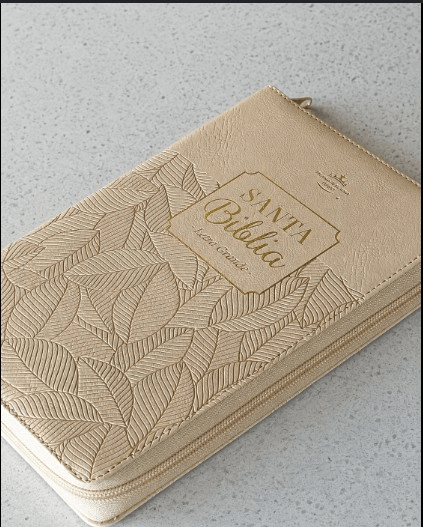 Biblia Reina Valera 1960 – Con Concordancia – Letra 11 pts – 16x23 cm – Palabras de Jesús en Rojo – Cierre – Beige con Hojas