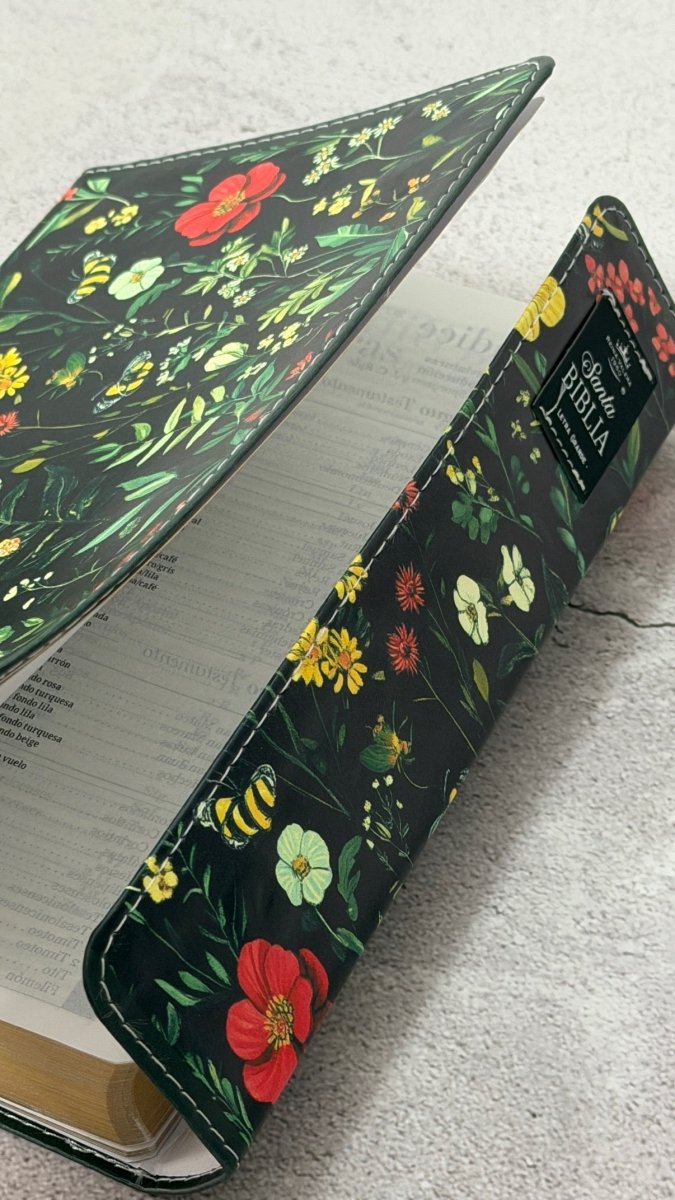 Biblia Reina Valera 1960 Exquisita – Con Concordancia – Letra 11 pts – 14x22 cm – Tapa PU – Flores sobre Negro – Con Manija y Broche