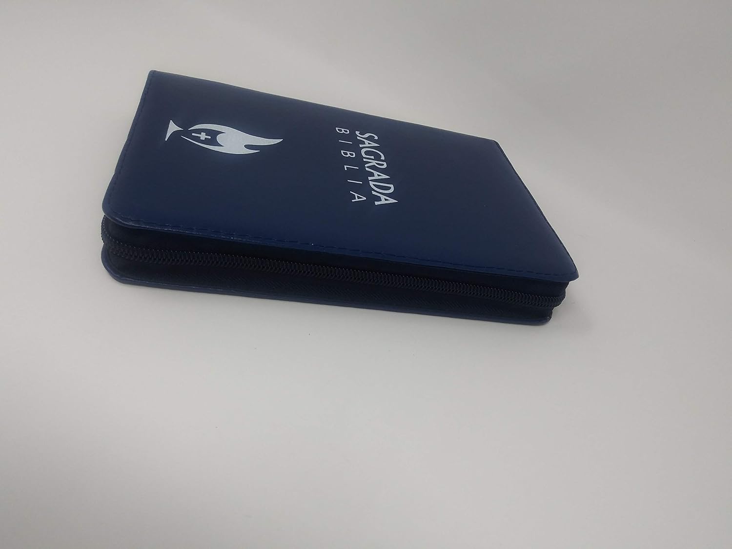 Biblia Dios Habla Hoy (con Deuterocanónicos) – 055DK – Letra 10 pts – 13,5x19,5 cm – Cierre – Azul