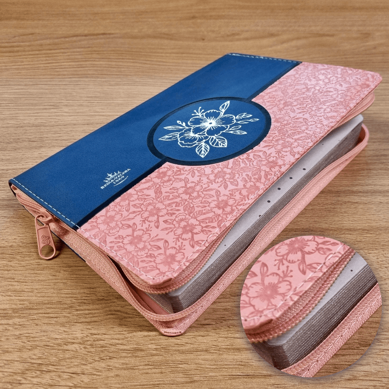 Biblia Reina Valera 1960 – Tapa Imitación Piel Azul y Rosa, con Cierre, Concordancia, Palabras de Jesús en Rojo, con Índice, 15 x 21 cm, Letra 12 Puntos