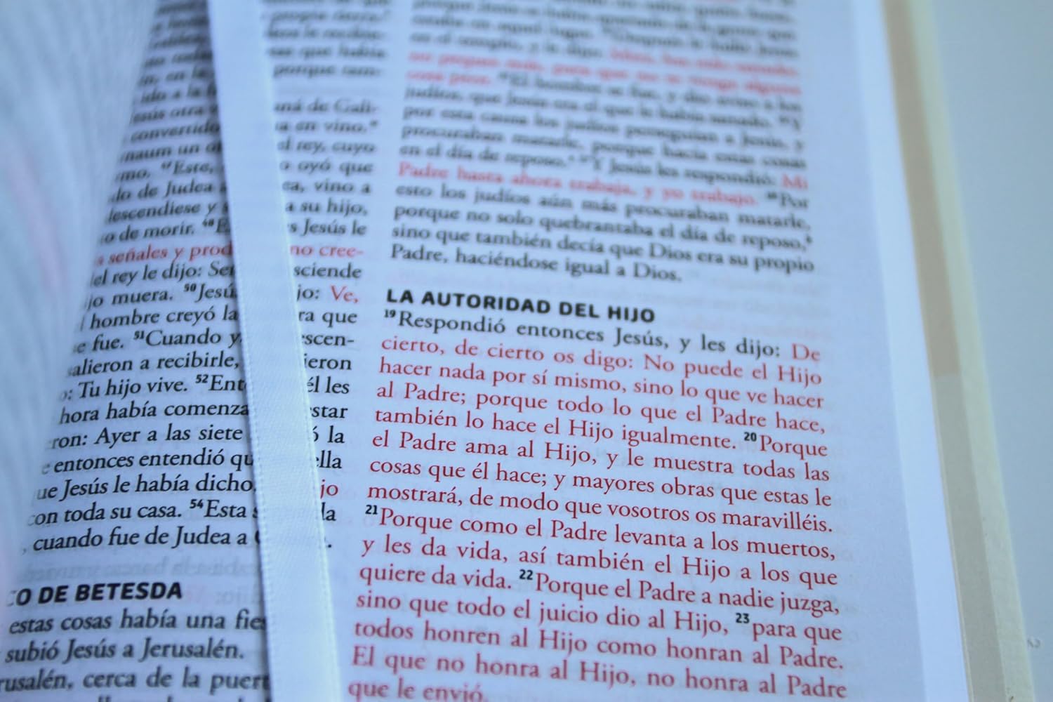 Biblia Reina Valera 1960 Momentos Especiales con Palabras de Jesús en Rojo – Tapa Dura Blanca, Letra 9pt, 14x22 cm