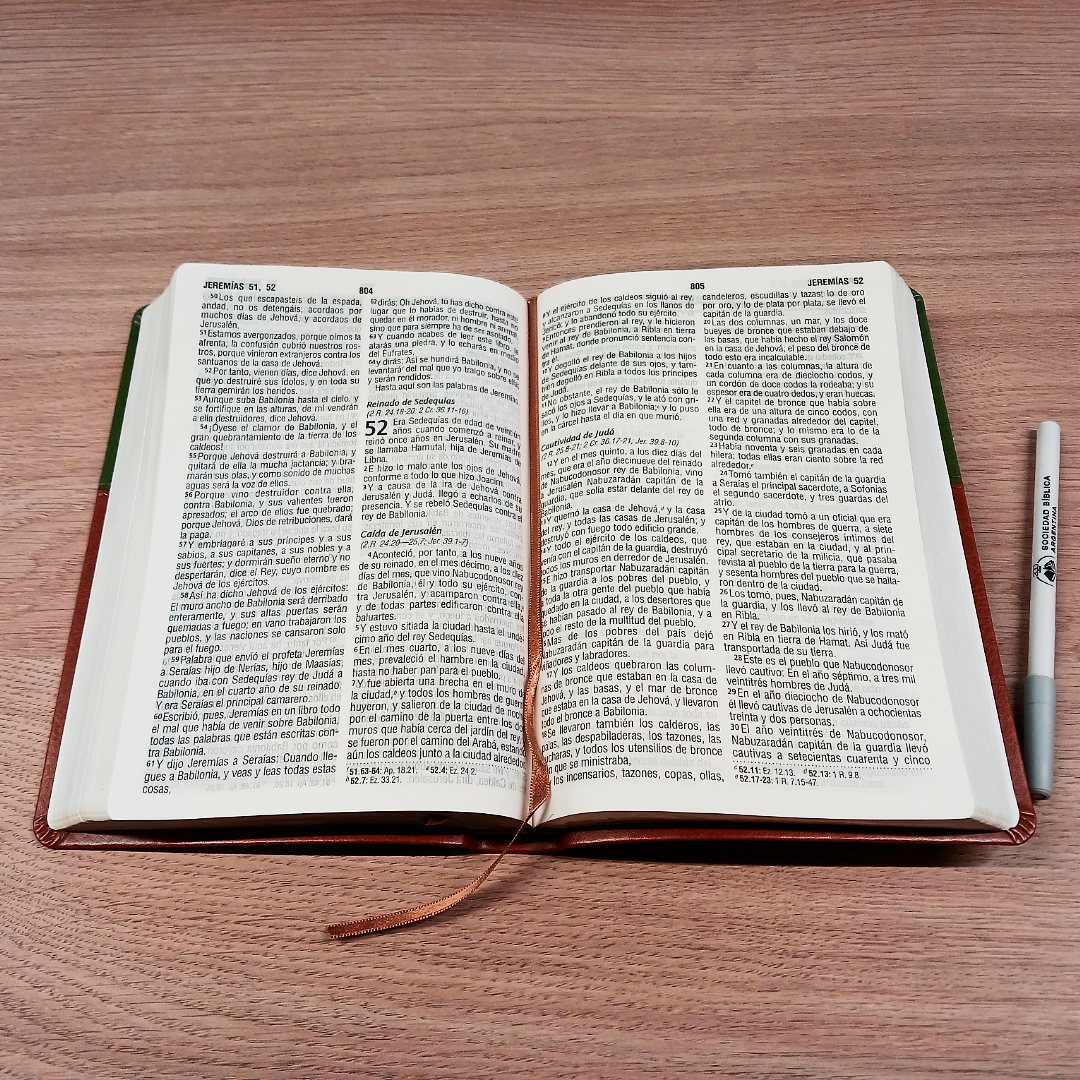 Biblia Reina Valera 1960 – Tapa Imitación Piel Verde y Café, Concordancia, Palabras de Jesús en Rojo, Letra 12 Puntos