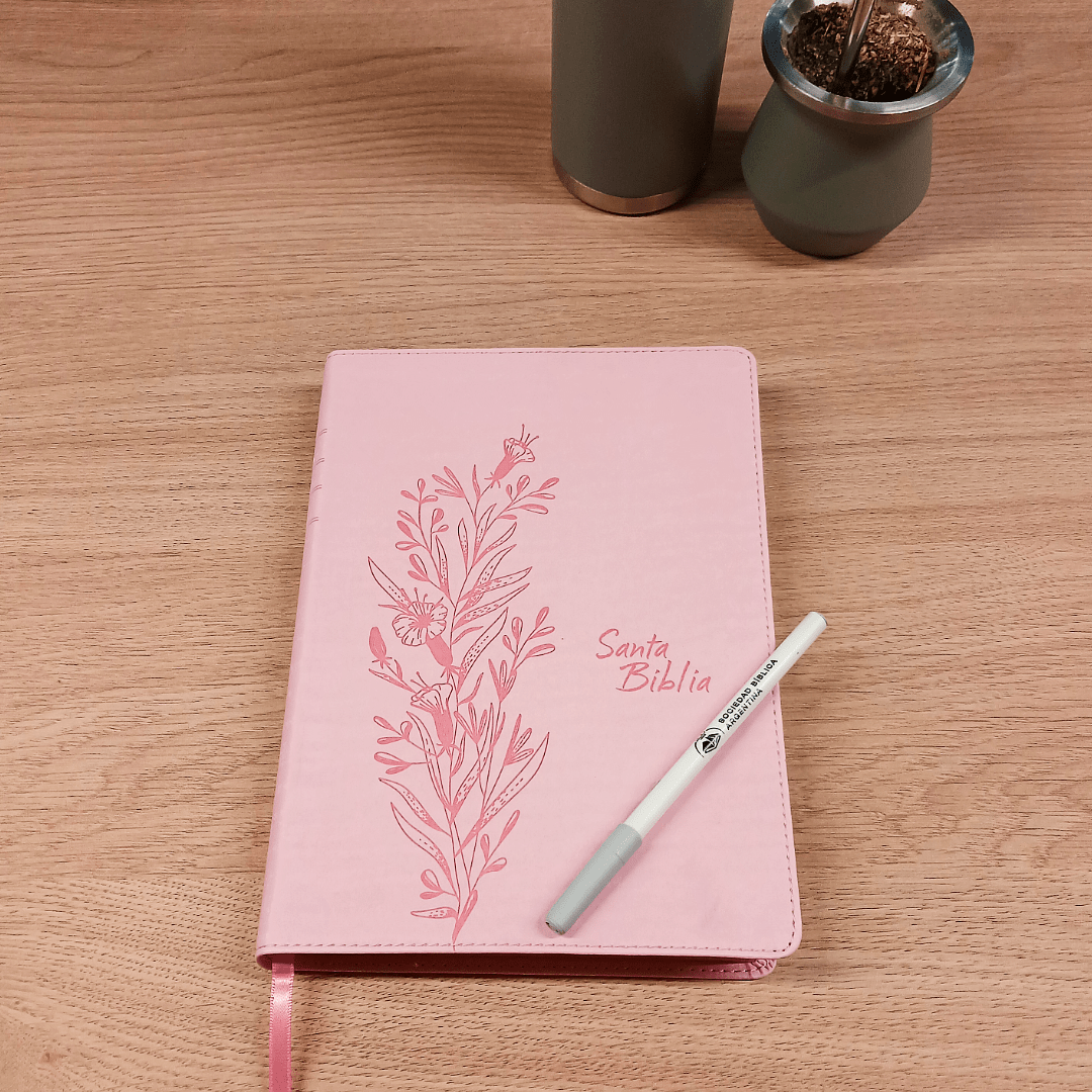 Biblia Nueva Traducción Viviente – Tapa Imitación Piel Rosa, Letra 9.5pt, 17x24 cm