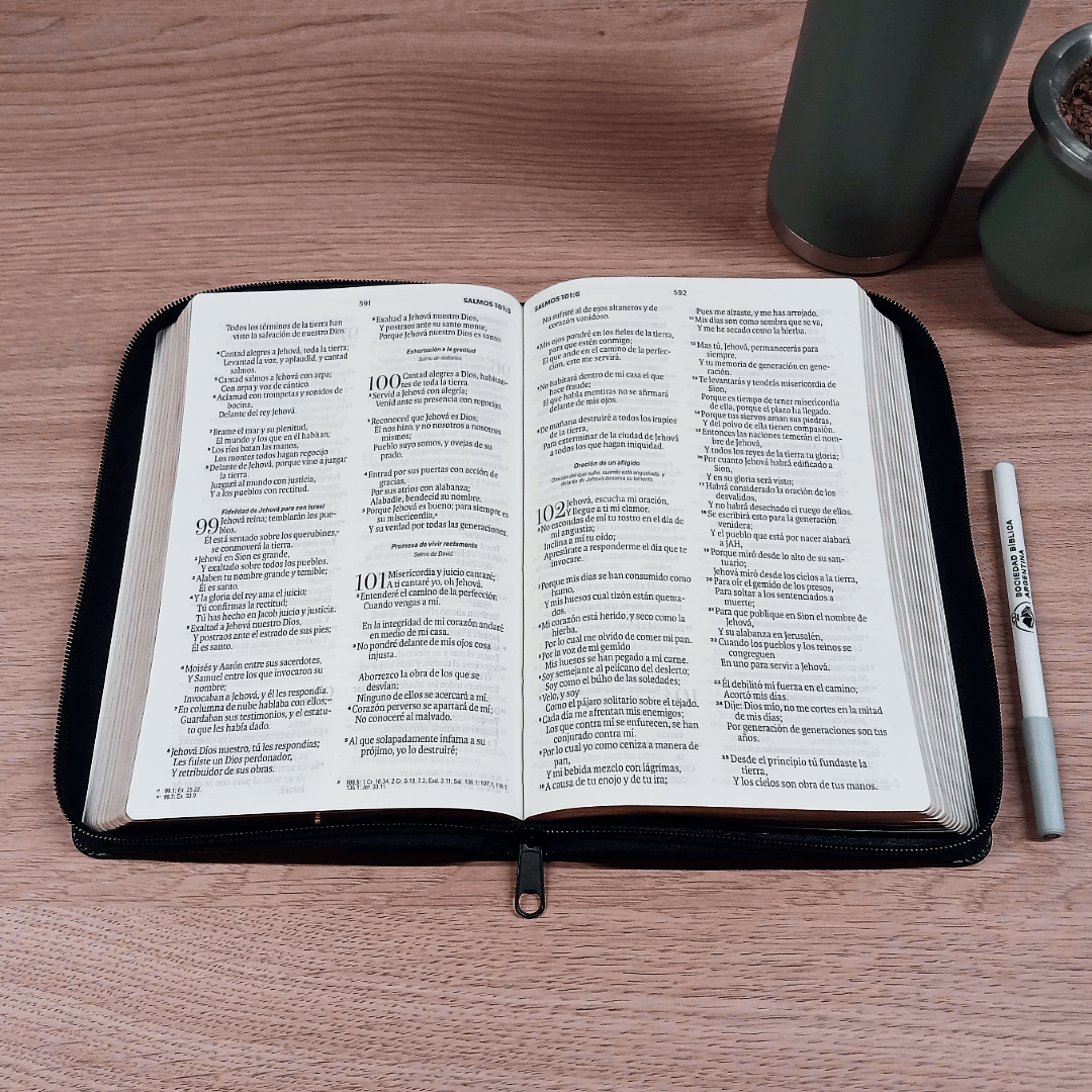 Biblia Reina Valera 1960 – Con Concordancia – Letra 11 pts – 16x23 cm – Palabras de Jesús en Rojo – Cierre – Negro Geométrico