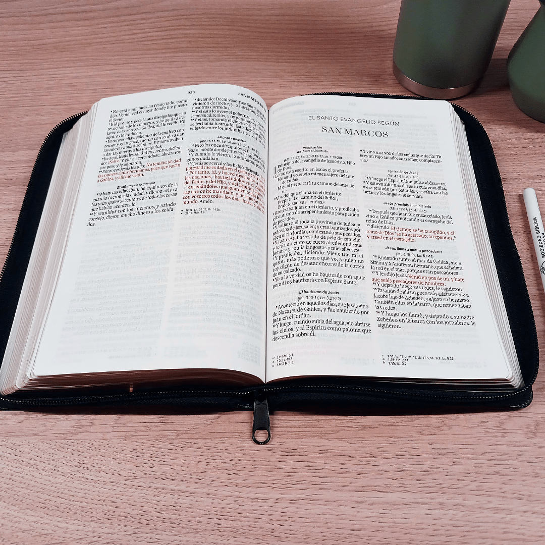 Biblia Reina Valera 1960 – Con Concordancia – Letra 11 pts – 16x23 cm – Palabras de Jesús en Rojo – Cierre – Negro Geométrico