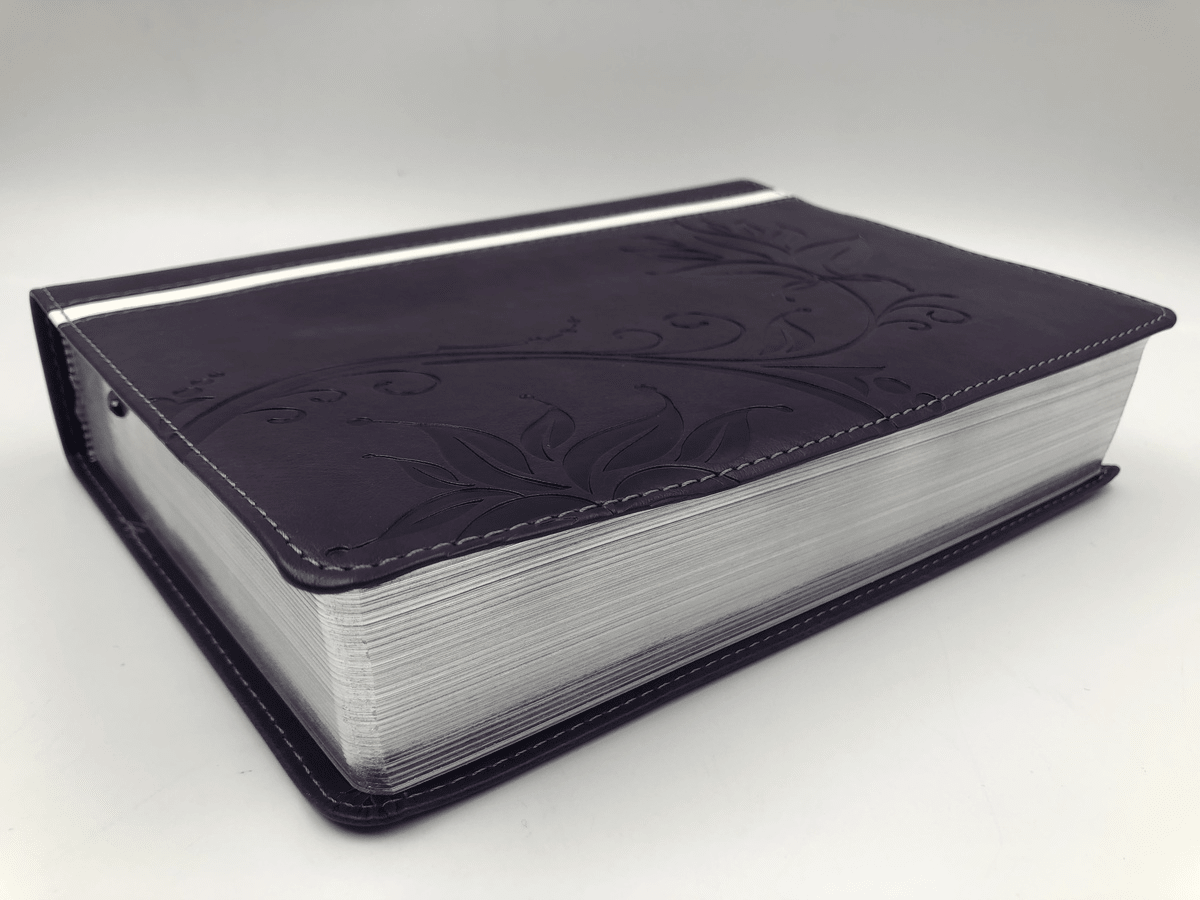 Biblia De Estudio De La Mujer Conforme Al Corazón De Dios Simil piel morado