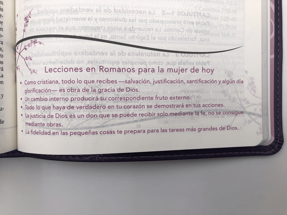 Biblia De Estudio De La Mujer Conforme Al Corazón De Dios Simil piel morado